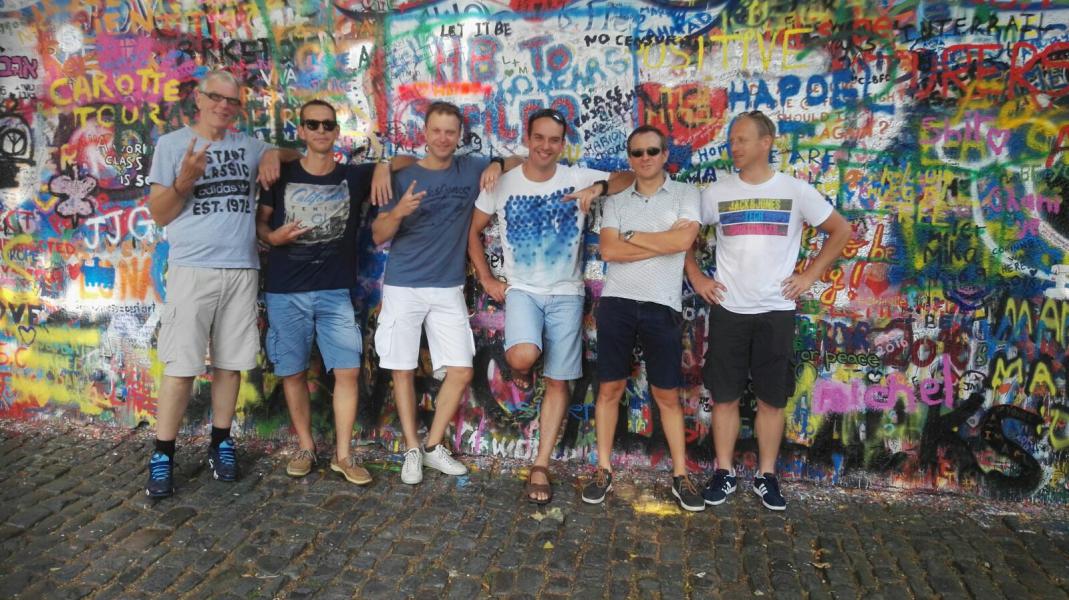 Voor de John Lennon-muur (Praag)