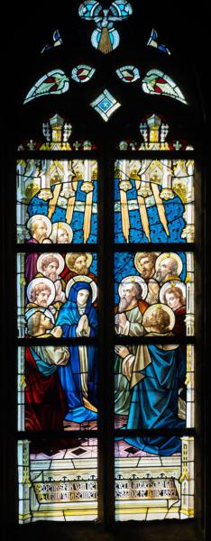 Glasraam met pinksterafbeelding in de Onze-Lieve-Vrouwekerk te Alsemberg.  © François Huygh
