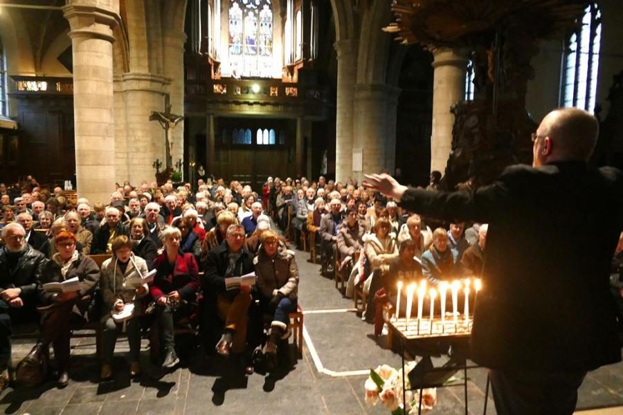 Dirigent Joachim Kelecom trekt heel de kerk mee omhoog in het Adeste Fidelis © hc