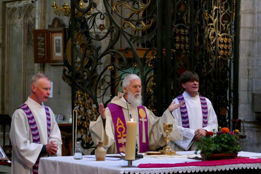 Marc Van Tente met federatiepriesters Jan Baert en Jos Houthuys aan het altaar in de kerk van Alsemberg © Hugo Casaer