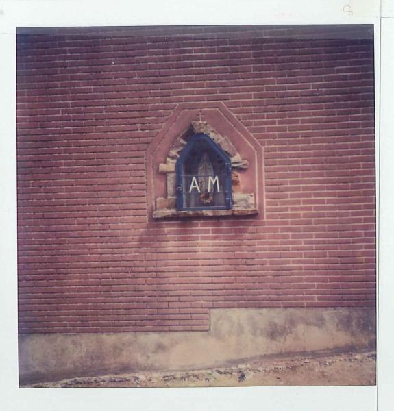 Het Mariakapelleke in de straatgevel van de woning nummer 17 in wat toen de Hoogstraat heette (Polaroid foto 1982). 
