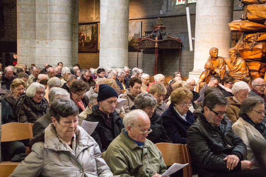 Meevierende parochianen vanuit de verschillende gemeenschappen van de federatie Alsemberg. © Gilbert Wastiels