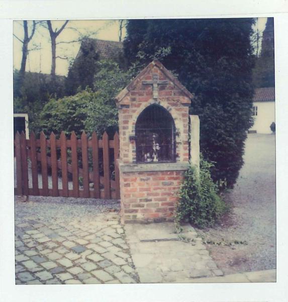 Het kapelleke van Marieke Loeckx en het Heilig Hart van Jezus (polaroidfoto 1982). 
