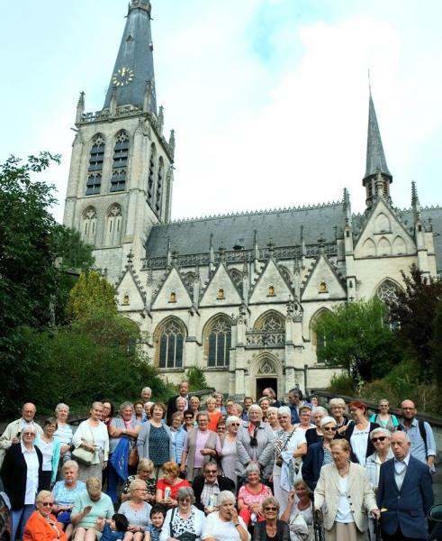 Groepsfoto op de trappen van de kerk. 