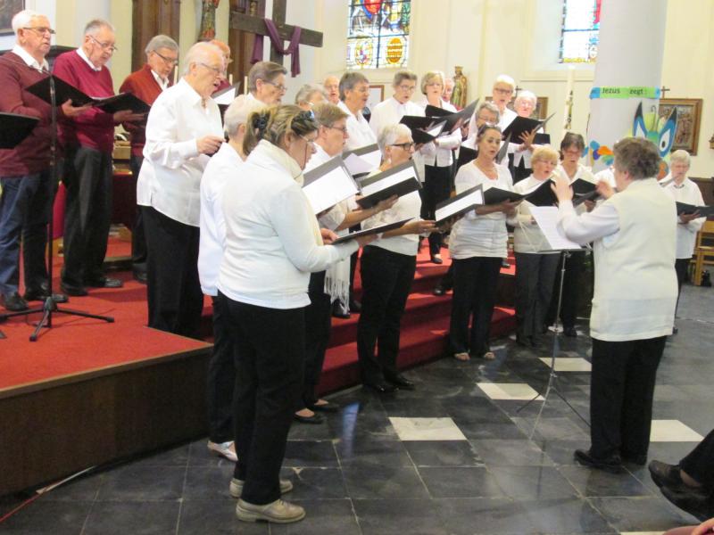 Een muzikaal ondersteunende rol was weggelegd voor het Genesiuskoor en organist Jo Depeyper. © Jos Houthuys