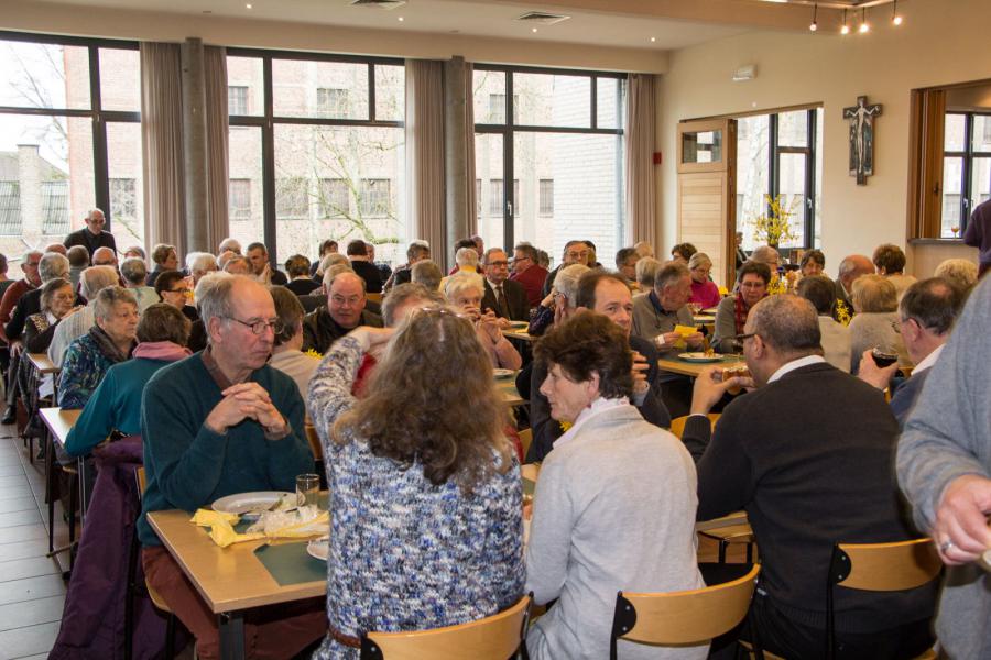 Een welgevulde zaal aan de brooddis © Gilbert Wastiels