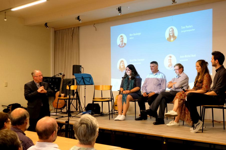 De nieuwe regioploeg. Van links naar rechts: Kristl Van Cleemput, Jean-Michel Hunt, regiodeken Marc Boulanger en jongerenpastor Tine Peeters. Rechts de interviewer van dienst. © hc