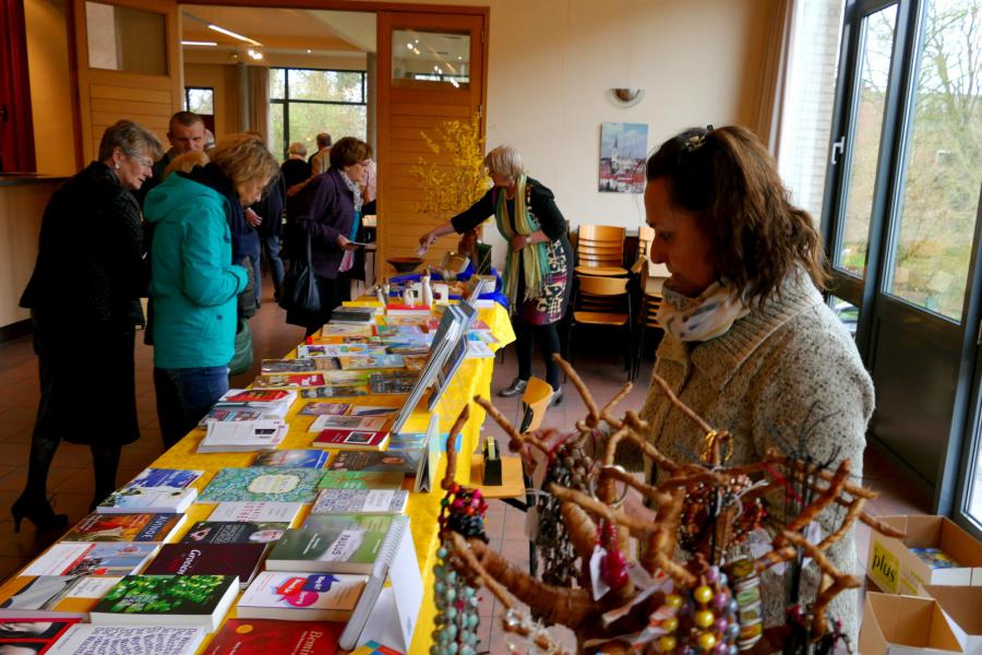 Snuisteren bij de boekenstand van Licap kon tussendoor.  © Hugo Casaer