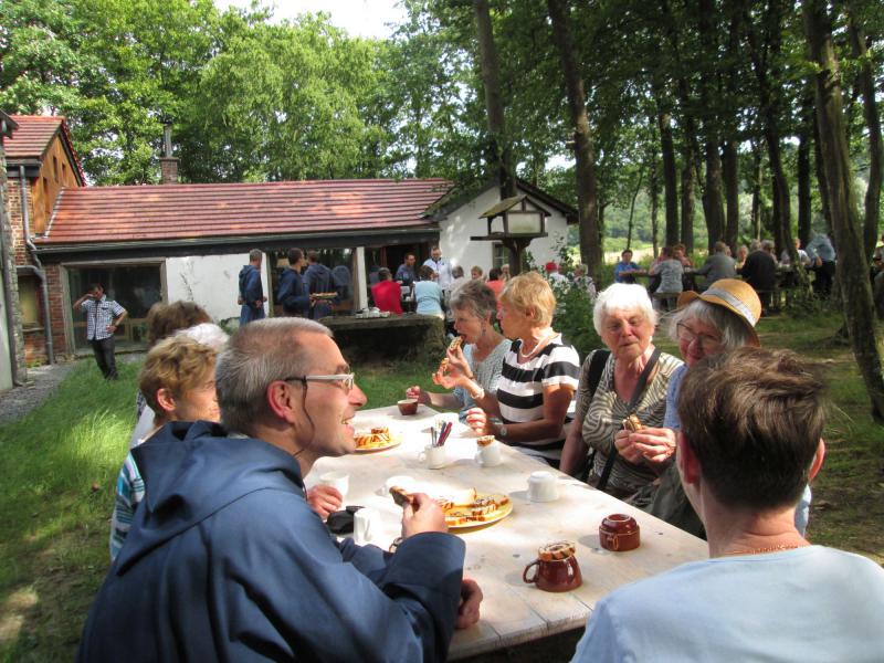 Samen het vieruurtje nuttigen onder het bladerdak en de open hemel.