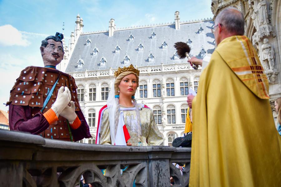 Pater Ger-Jan Bruins doopt de twee nieuwe reuzen van de stad Leuven © Thomas Cardyn