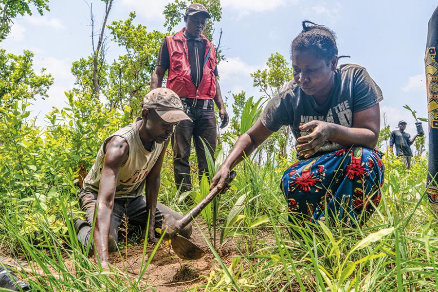 Congo: Bernadette Minday, een lerares biologie, die erg begaan is met agro-ecologie © Broederlijk Delen 