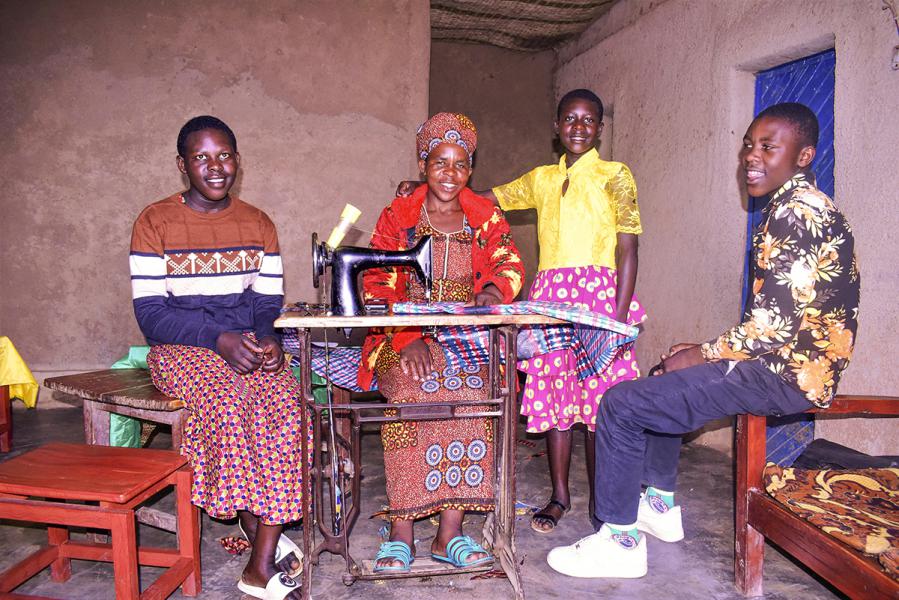 Rwanda 2023: Chantal Uwizeyimana uit Rwanda heeft met haar buren een spaargroepje opgestart. waar ze wekelijks wat sparen en waar de winst gelijk wordt verdeeld. Met dat geld kocht ze een naaimachine… © Broederlijk Delen 