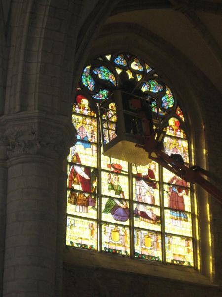 Het zuidelijk transept-raam met een voorstelling van de overspelige vrouw.  © L.J. 