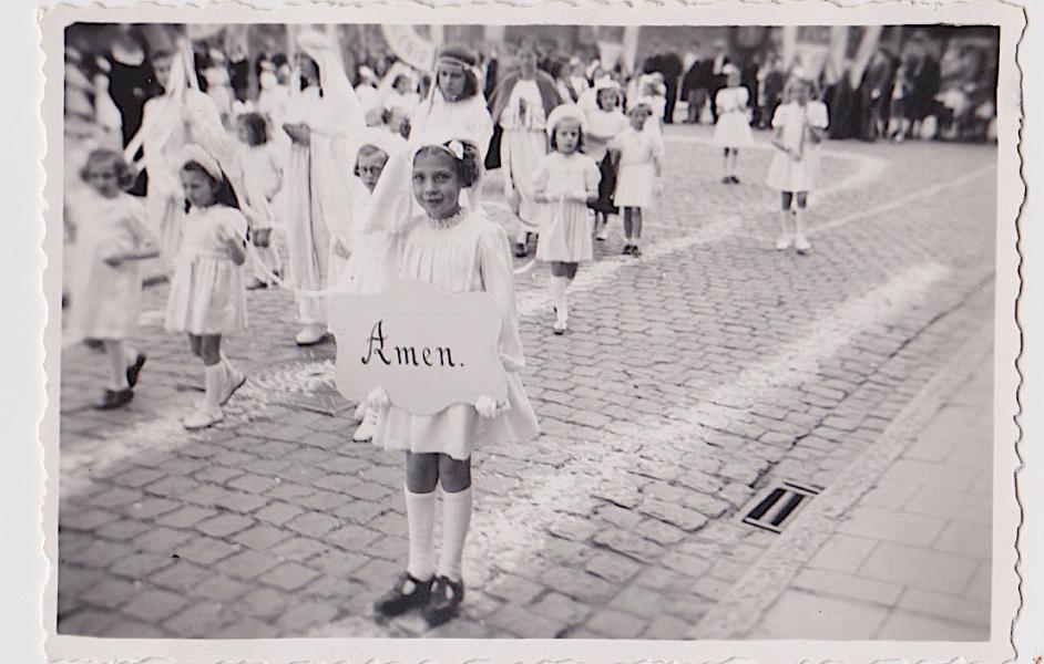 Kinderen in de processie: vroeger   © © Archief familie Janssens