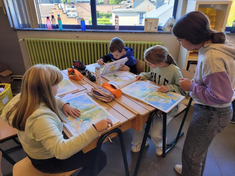 We leren een atlas gebruiken. © schoolarchief 