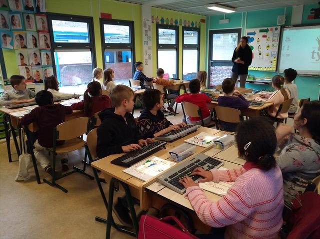 In het 4de leerjaar leren we blindtypen. © Uit het schoolarchief 
