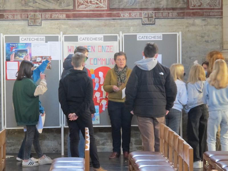 Eindelijk zijn we weer samen voor de vormselcatechese. Ditmaal in de kerk en met een gebedsviering. © Leen 