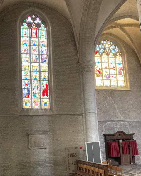 Prachtige glasramen in de zuiderkapel.  © L.J. 