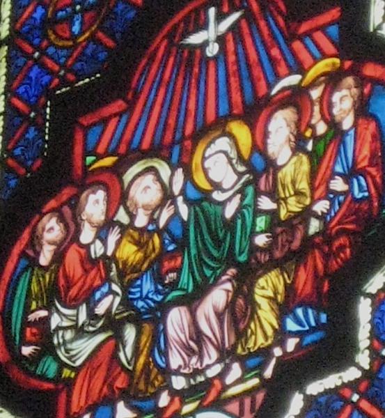 Maria midden de apostelen. Ze ontvangen Gods Geest. Glasraam in St-Omer (Fr.) L.J. 