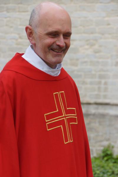 Onze vormheer, Piet Capoen, ging de viering voor en diende het vormsel toe op zijn eigen vriendelijke manier: zo verzekerde hij deze jongeren van Gods vriendschap. © RAF 