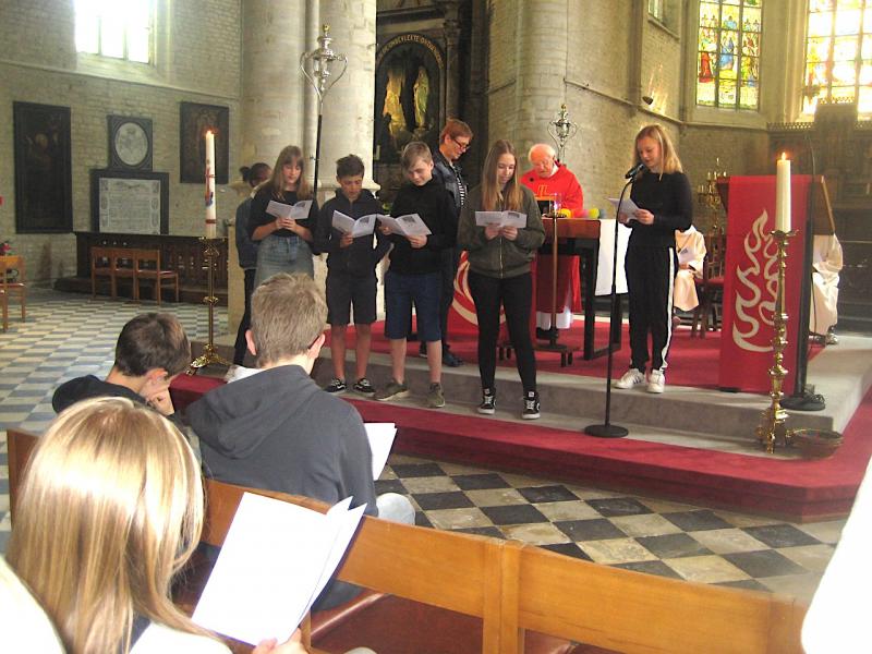 Kleurrijke kaarsen werden ontstoken met een gebed om geduld, vriendelijkheid, dankbaarheid, vergeving, eerlijkheid en vrede. © L.J. 