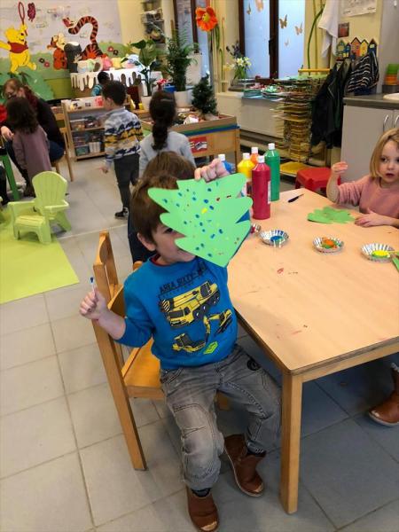 Alle klassen maken kerstkaartjes voor de bewoners van het WZC van Machelen. © schoolarchief 