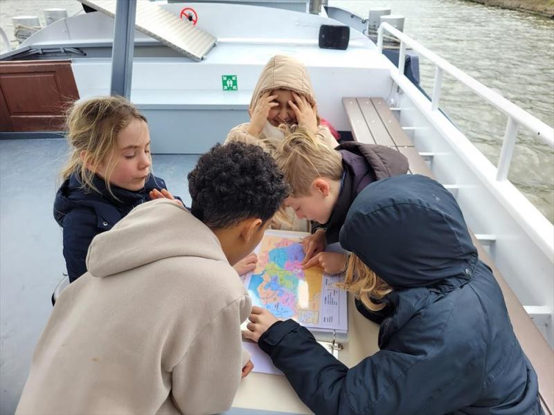 Experimenteren op de milieuboot. © schoolarchief 