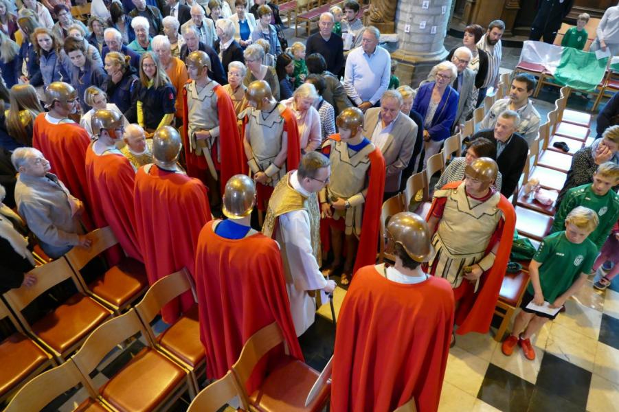 Romeinse soldaten verwelkomen de voorgangers © Foto: Freddy Vanhuysse