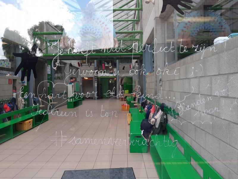 Het eerste initiatief was SPREUKEN IN HET STRAATBEELD.  De vraag aan onze zelfstandigen, vrije beroepen en scholen een POSITIEVE SPREUK op hun etalage te zetten. Daardoor geef je de mensen die het moeilijk hebben een duwtje in de rug.  Iedereen in onze be © @PAULA VAN RIJN