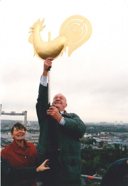 In 1999 plaatste hij de haan op de toren: weer een stuk restauratie tot een goed einde gebracht. © parochie-archief 