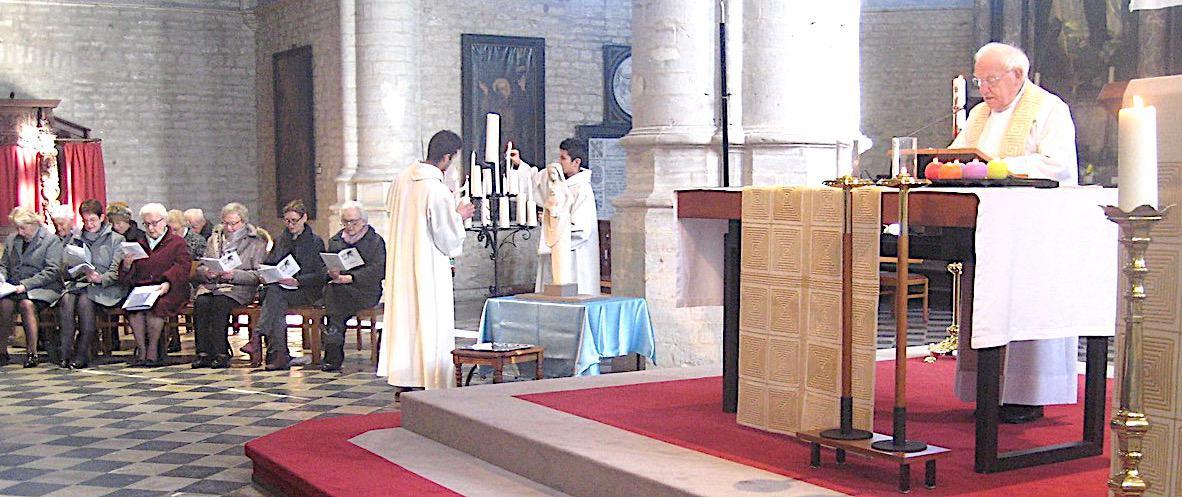 We plaatsen licht op de kandelaar bij Maria en de kleine Jezus. En ieder plaatst er zijn kaarsje bij: de dopelingen, de communicantjes, de vormelingen…Deze gezegende kaarsen mogen ons steeds de weg naar het Licht tonen en warmte geven! © L.J. 