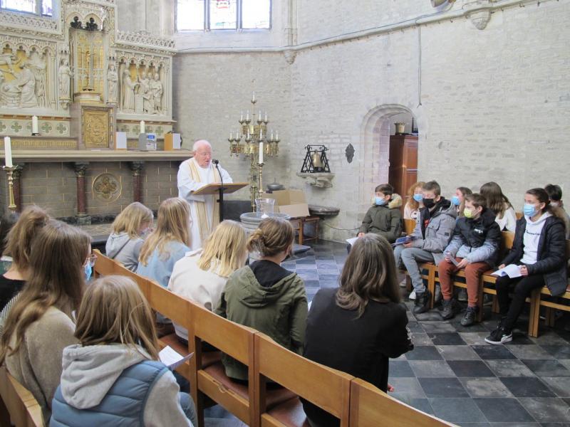 Eindelijk zijn we weer samen voor de vormselcatechese. Ditmaal in de kerk en met een gebedsviering. © Leen 