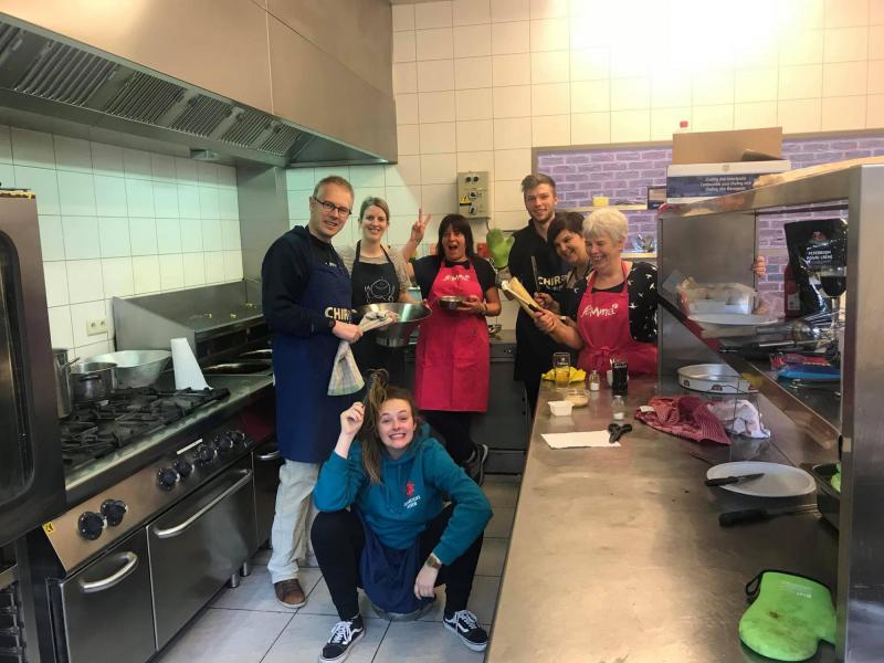 vele helpende handen in de keuken © @chiro Diegem