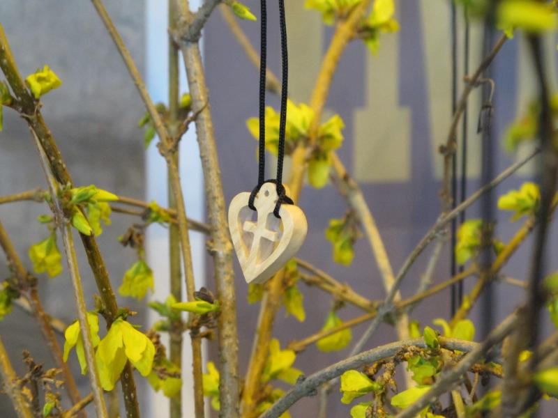 De bloeiende forsythia met de kruisjes als teken van hoop en nieuw leven. © Leen 
