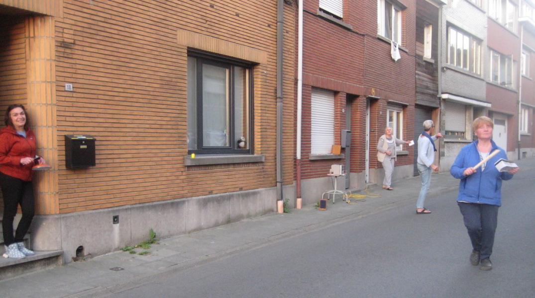 Om 20 u. staat iedereen klaar met licht en klank en dan voel je de solidariteit groeien! © L.J. 