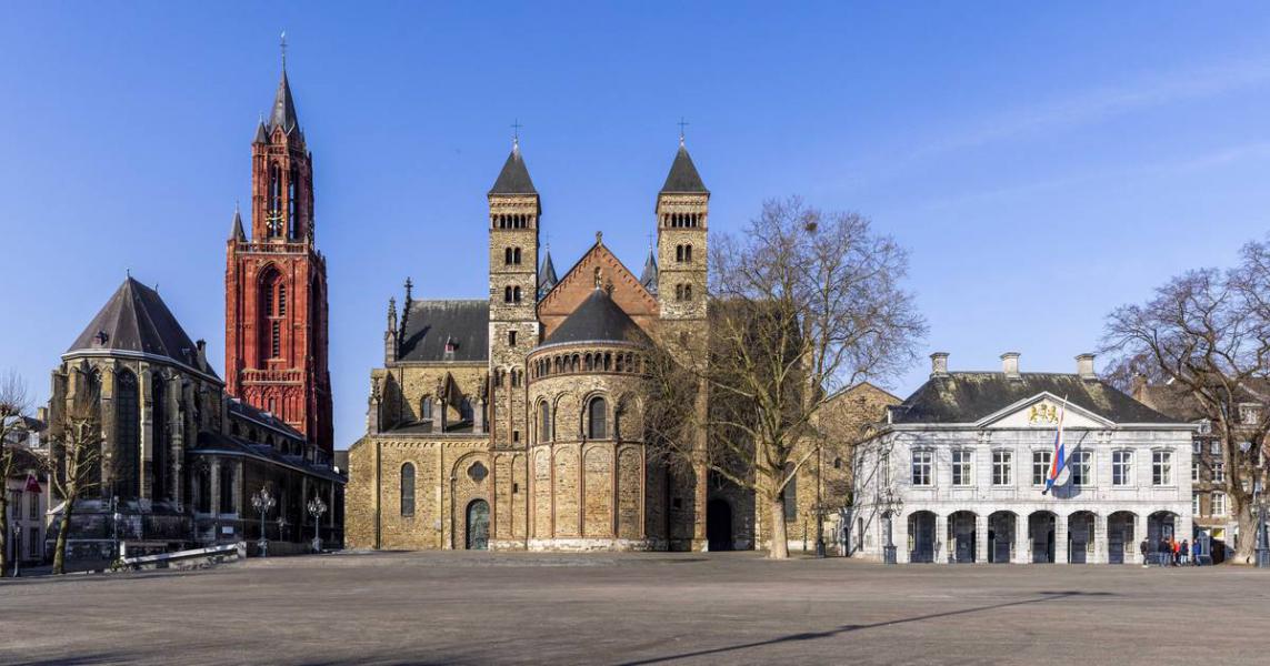 Het Vrijthof met de rode toren, een markant punt in Maastricht © Femma-archief  