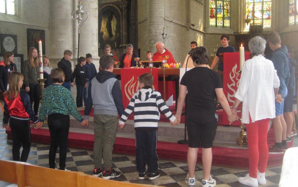 Samen rond het altaar: onze jongeren staan open voor de Geest van Pinksteren: ze zoeken hun eigen weg met een christelijke duiding. © L.J. 