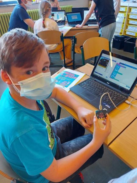 Leren programmeren in het 5de leerjaar. © schoolarchief 
