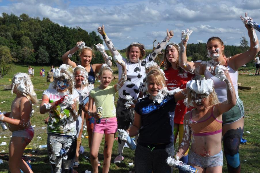 Sfeerbeelden van het bivak. © @chiro Diegem