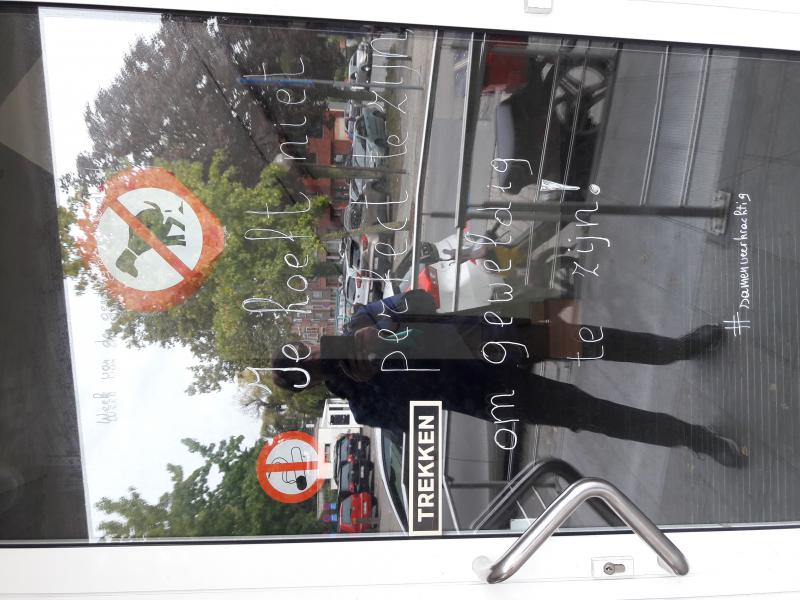 Het eerste initiatief was SPREUKEN IN HET STRAATBEELD.  De vraag aan onze zelfstandigen, vrije beroepen en scholen een POSITIEVE SPREUK op hun etalage te zetten. Daardoor geef je de mensen die het moeilijk hebben een duwtje in de rug.  Iedereen in onze be © @PAULA VAN RIJN