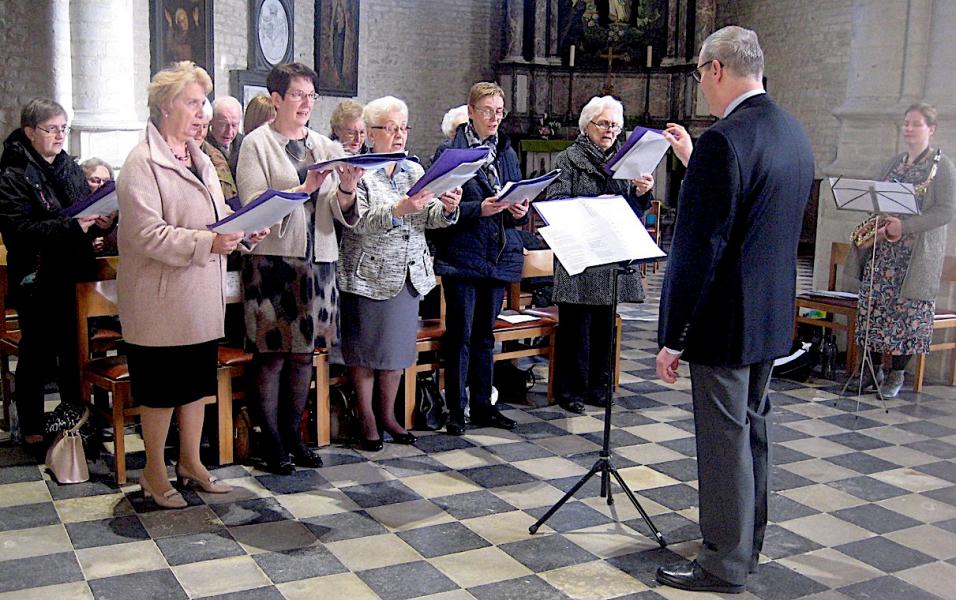 Hier zie je het koor optreden met Guy als dirigent en Tine als gelegenheids- saxofonist. Francis bespeelt het orgel. © L.J. 