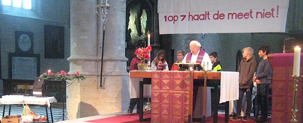 Het evangelieverhaal werd geanimeerd voorgelezen door onze jongeren samen met pater Nand © L.J. 