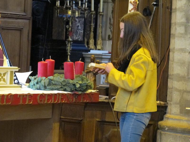 Met het ontsteken van de eerste adventskaars komt Kerstmis dichterbij. Er komt al wat licht! © Leen 