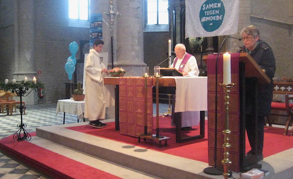 De tweede kaars op de adventskrans wordt aangestoken. Merk je ook de ballonnen en de cactusplanten? © L.J. 