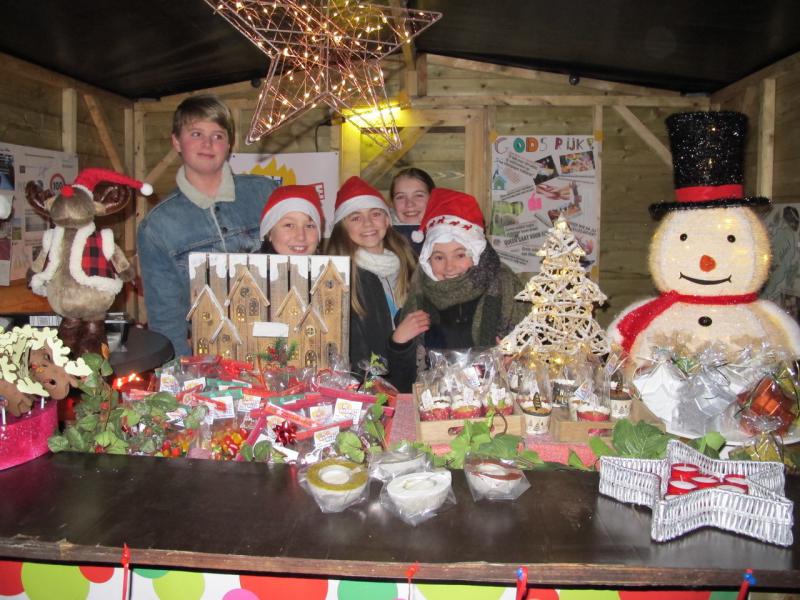 Onze jongeren uit de vormselcatechese zetten zich graag in voor ‘Fantasstisch’, hun project van de Warmste Week. Ze verkochten theelichtjes, koekjes, zakjes snoep, wenskaartjes….© Leen 