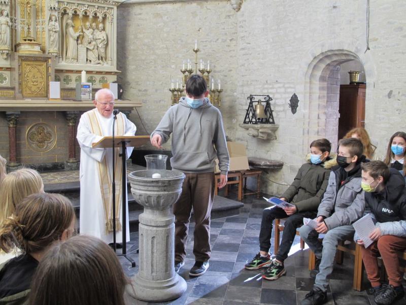 Eindelijk zijn we weer samen voor de vormselcatechese. Ditmaal in de kerk en met een gebedsviering. © Leen 