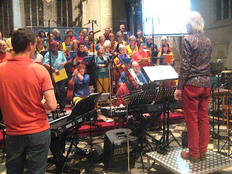 Hier zie je dan de 80 aanwezigen vanuit het Woshkoor aan ‘het werk’: zingen is hún wereld. Aan de leiding: Jan Grant en May Dierckx als stuwende kracht. © L.J. 