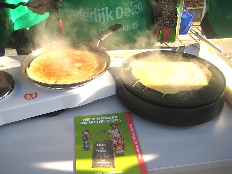 Spijtig dat je ze niet kunt ruiken, en smaken deden ze ook, de pannenkoeken van Femma bij dit koude winterweer! Ze brachten aardig op voor de projecten van Broederlijk Delen! Veel dank aan Femma!  © L.J. 
