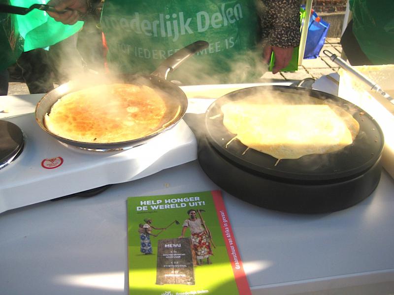 Spijtig dat je ze niet kunt ruiken, en smaken deden ze ook, de pannenkoeken van Femma bij dit koude winterweer! Ze brachten aardig op voor de projecten van Broederlijk Delen! Veel dank aan Femma!  © L.J. 