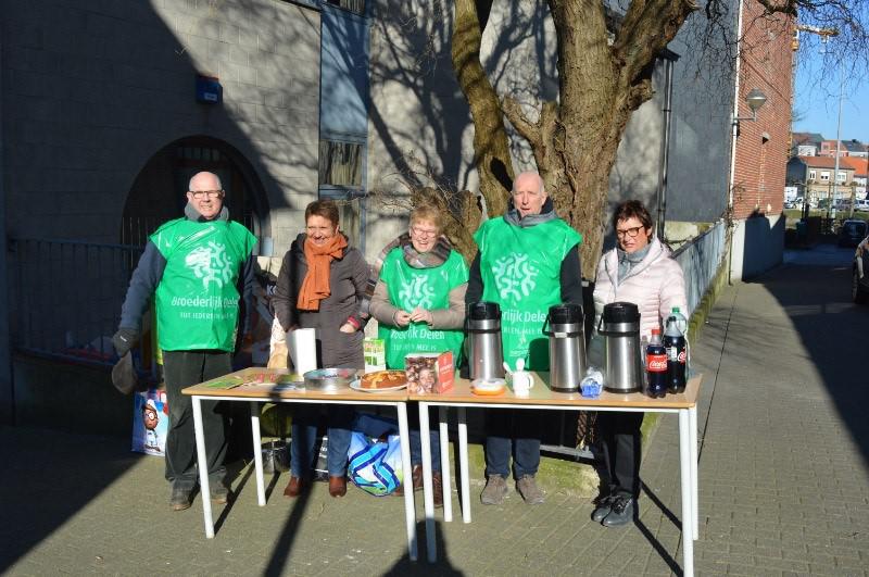 Aan de schoolpoort toch nog een zonnig plekje gevonden: we zijn er helemaal klaar voor!  © Dieter 